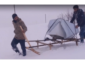 Bingöl’de Arızalı Bulaşık Makinesi, Karda Kızakla Taşındı