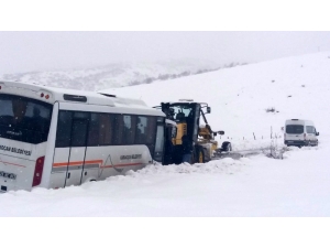 Öğrencileri Taşıyan Midibüs Kara Saplandı, Ekipler Kurtardı