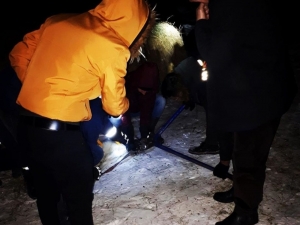 Boynuna Tel Dolanan Köpeğin İmdadına İtfaiye Ekipleri Yetişti