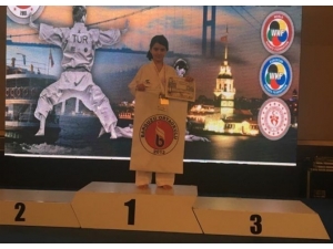 Karatede Melike Gülşen Birinci Oldu