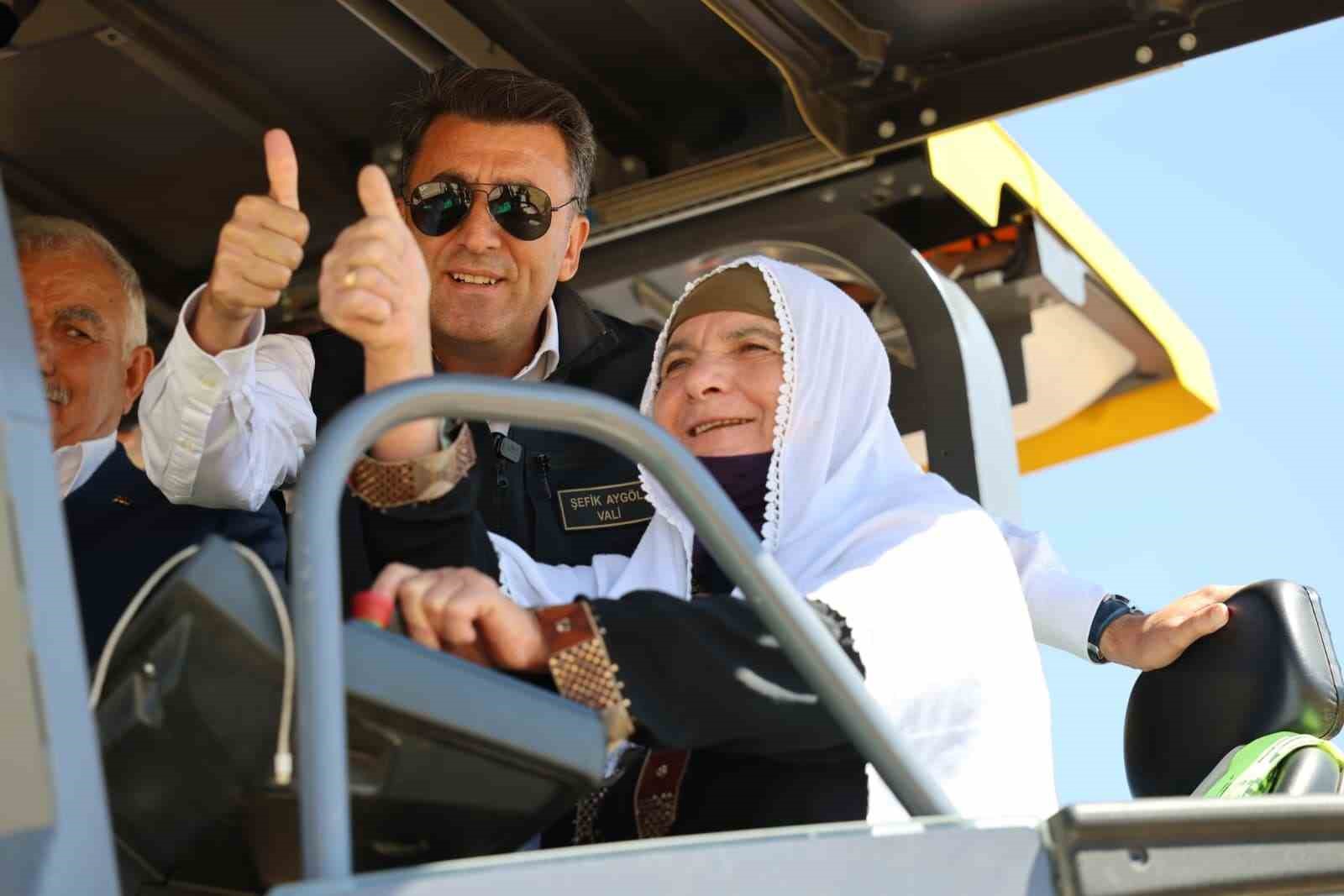 vali-aygol-cemisgezek-te-ilk-sicak-asfalt-serimini-ayse-teyze-ile-baslatti