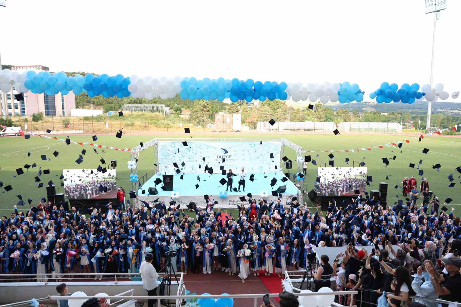 duzce-universitesi-mezuniyet-torenleri-sona-erdi