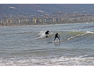 Alanya’da Fırtına Sonrası Sörf Keyfi