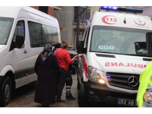 Yangında Balkonda Mahsur Kalan Kadını İtfaiye Kurtardı