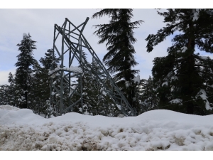 Pozantı’da Yoğun Kar Yağışı Elektrik Direğini Devirdi