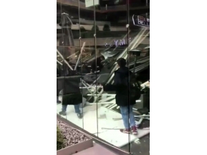 İstanbul Zincirlikuyu’da Bir Kafenin Çatısı Çöktü. Olay Yerine İtfaiye Ve Ambulans Ekipleri Sevk Edildi. İtfaiye Ekiplerinin Çalışması Devam Ediyor.