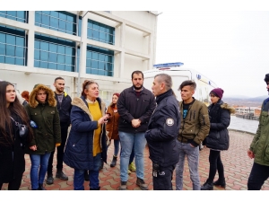 Üniversitede Köpeklerin Toplatılacağını Duyan Öğrenciler Rektörlük Binasını Sardı