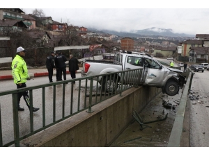 Kamyonet Su Kanalında Asılı Kaldı: 2 Yaralı
