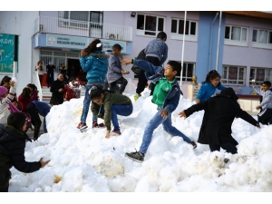 Özlem Çerçioğlu Çocukların Kar Özlemini Giderdi