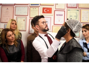 Uzmanından Kalıcı Makyaj Dersi