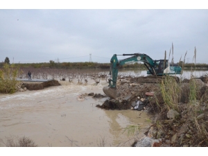 Sulama Kanallarında Yaşanan Taşkın Ve Yarılmaların Kapanması İçin Çalışmalar Sürüyor