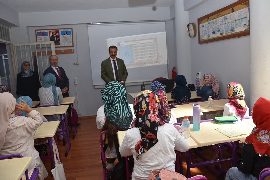 kaymakam-guldogan-yaz-kur-an-kursu-ogrencileriyle-bulustu
