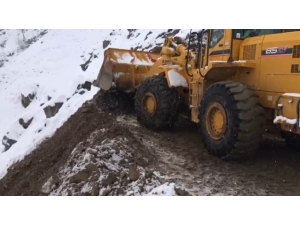 Bingöl’de Heyelan Yol Kapattı, Ekipler Açtı