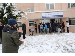 Elazığ Valisi Kaldırım, Öğrencilerle Kartopu Oynadı