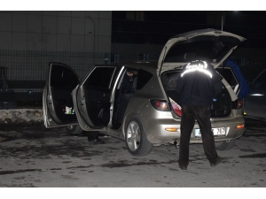 Seyir Halindeki Araçta Silahla Kazara Kendini Vurdu