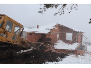 Samsun’da Orman Arazisindeki 26 Kaçak Yayla Evi Yıkıldı