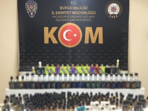 Bursa’da Şüpheli Araçtan Yüzlerce Kaçak Ürün Ele Geçirildi