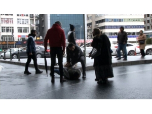 Mecidiyeköy’de Tenis Raketi Ve Makasla Birbirlerine Saldırdılar