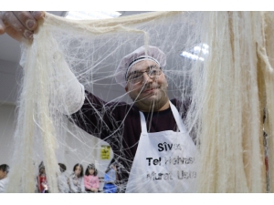 Altı Kişilik Kol Kuvveti İle Yapılan Tatlı, Tadına Doyulmuyor
