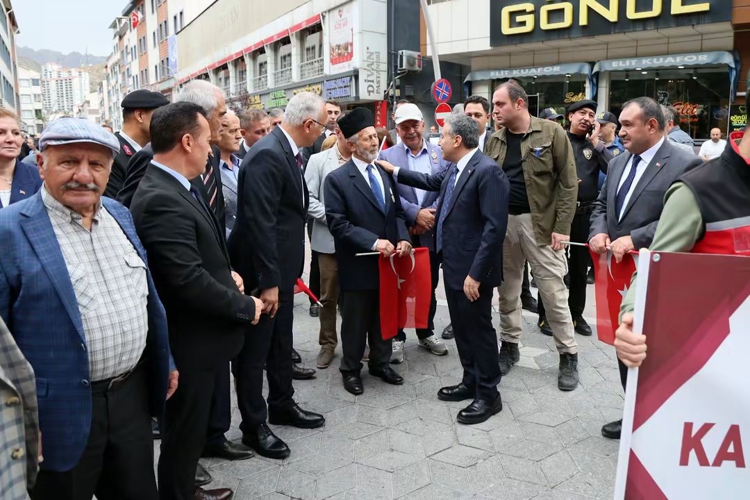 gumushane-de-gaziler-gunu-nde-kahramanlarla-kardeslik-yolunda-yuruyusu