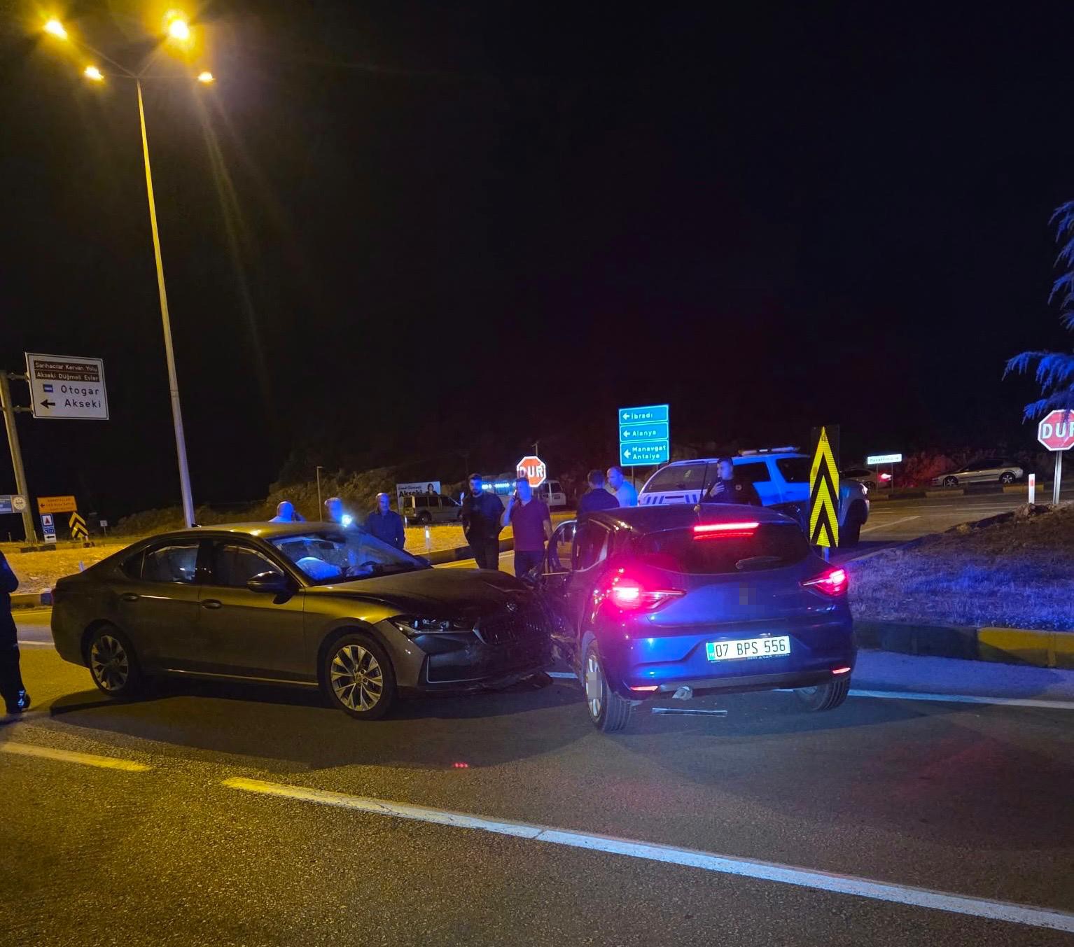 antalya-da-trafik-kazasi-2-si-norvec-vatandasi-3-yarali