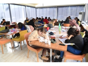 Öğrenciye Günün Her Saatinde Ücretsiz Çay Ve Çorba