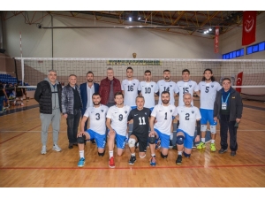 Karacabey Belediyespor Erkek Voleybol Takımı Şampiyonluk Yolunda İddialı