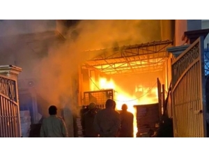 Yeni Delhi’de Kağıt Fabrikasında Yangın: 1 Ölü