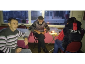 İki Gündür Mum Işığında Oturuyorlar