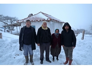 Manisa’da 4 Gündür Karda Mahsur Kalan Vatandaşlar Kurtarıldı