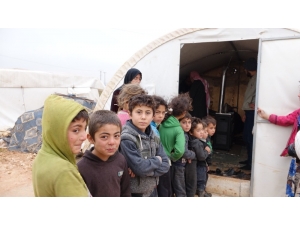 İdlib’den Kaçarak Kampa Sığınan Siviller Çadır Hastanesinde Tedavi Oluyor