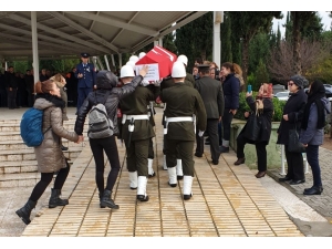 Astsubay Eşini "Güle Güle Aşkım" Diyerek Uğurladı