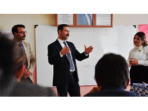 Başkan Geylani, Çocukların Kitap İsteğine Kütüphane Kurarak Karşılık Verdi