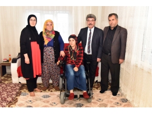 Engelli Genç Kız Akülü Tekerlekli Sandalyesine Kavuştu