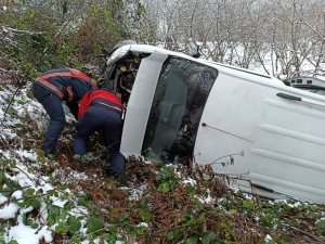 Düzce’de Karda Yoldan Çıkan Minibüs Şarampole Uçtu: 5 Yaralı