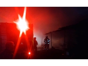 Odun Deposu Yangını Eve Sıçramadan Söndürüldü