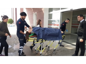 Minibüsün Altında Kalan Kadın Yaralandı