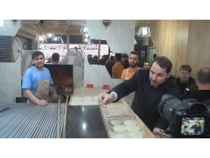 Bakan Albayrak Kendisine İkram Edilen Pideyi Gazetecilerle Paylaştı