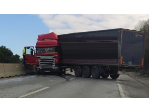 Orta Refüje Çarpan Tır Yolu Kapattı, Trafik Durdu