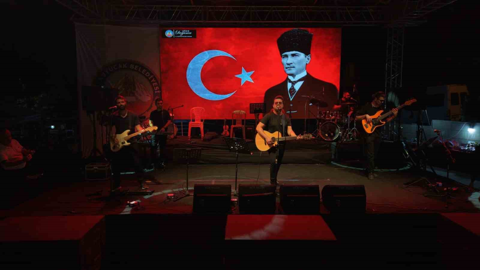 kuyucak-ta-kurtulus-coskusu-konserlerle-taclandi