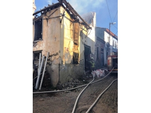 Metruk Bina Hep Yanıyor, İtfaiye Söndürüyor