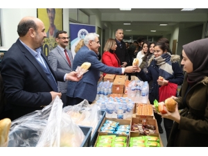 Sınava Hazırlanan Öğrencilere İkram