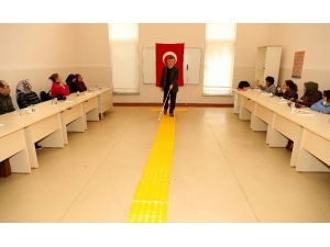 Büyükşehir Belediyesinden Görme Engellilere Bağımsız Hareket Eğitimi