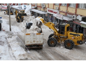 Kar Yığınları Kamyonlarla Şehir Dışına Taşınıyor