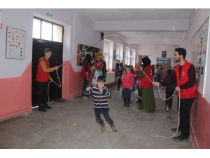 Gençler Köy Okulundaki Öğrencileri Sevindirdi