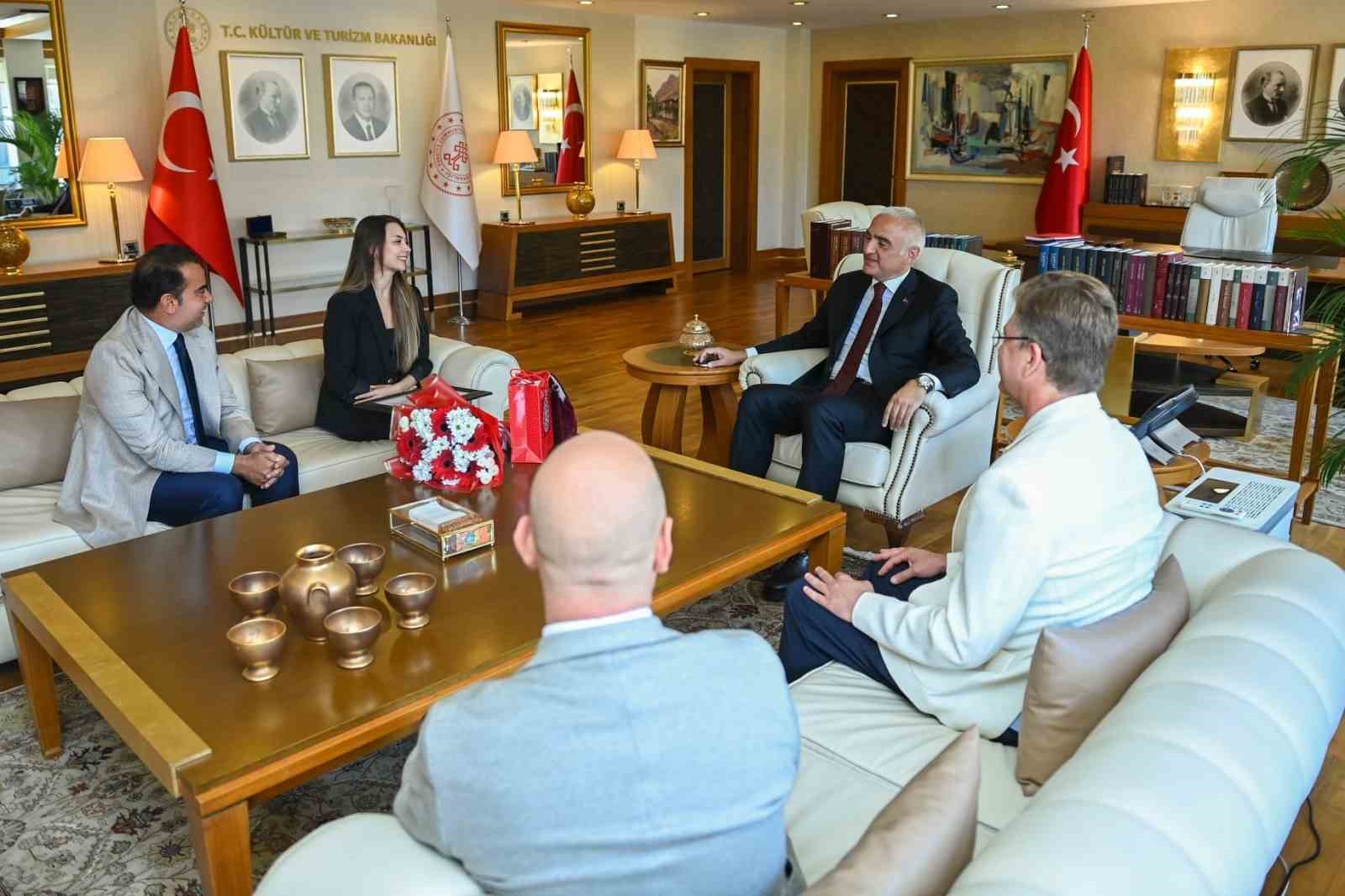 bakan-ersoy-dan-bolsoy-tiyatrosu-nda-tarihi-basariya-imza-atan-nilay-tahiroglu-na-tebrik