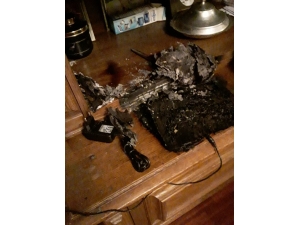 Bilgisayar Üzerinde Bıraktığı Kitap Yangın Çıkardı