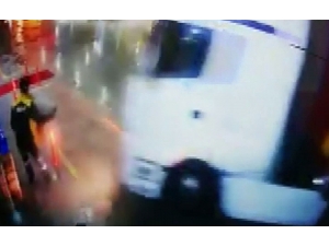 Tır Akaryakıt İstasyonu Marketine Çarptı, İstasyon Çalışanı Son Anda Kurtuldu