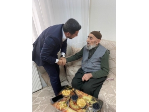 Başkan Arı, Cumhurbaşkanı Erdoğan’ı Görmek İsteyen 100 Yaşındaki İbrahim Dedeyi Ziyaret Etti