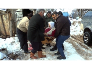 Yatalak Hasta Karlı Yolun Açılmasıyla Hastaneye Yetiştirildi